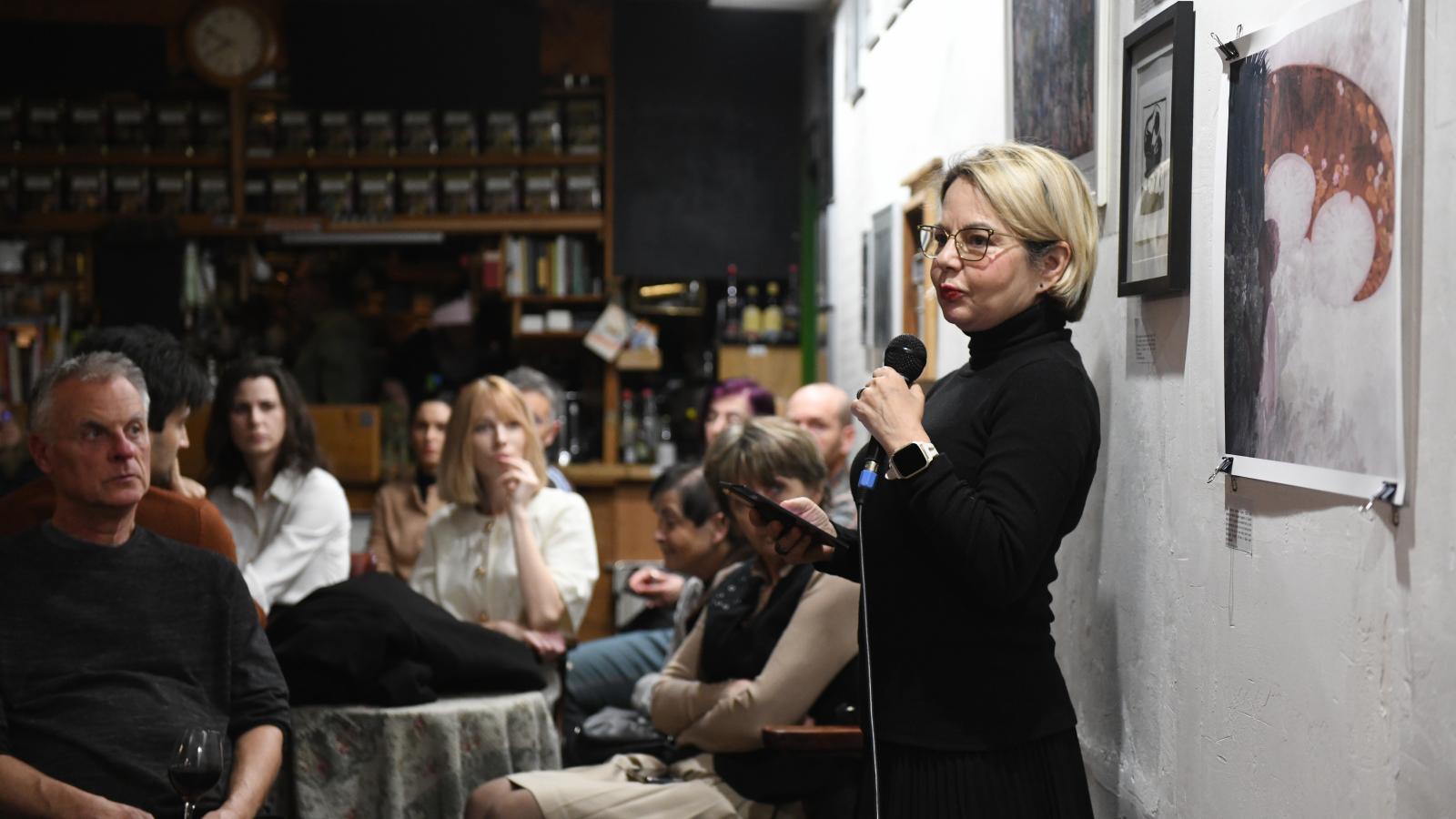 Babarczy Eszter Az ellenállás melankóliája angol nyelvű fordításának a borítójához írt szöveget