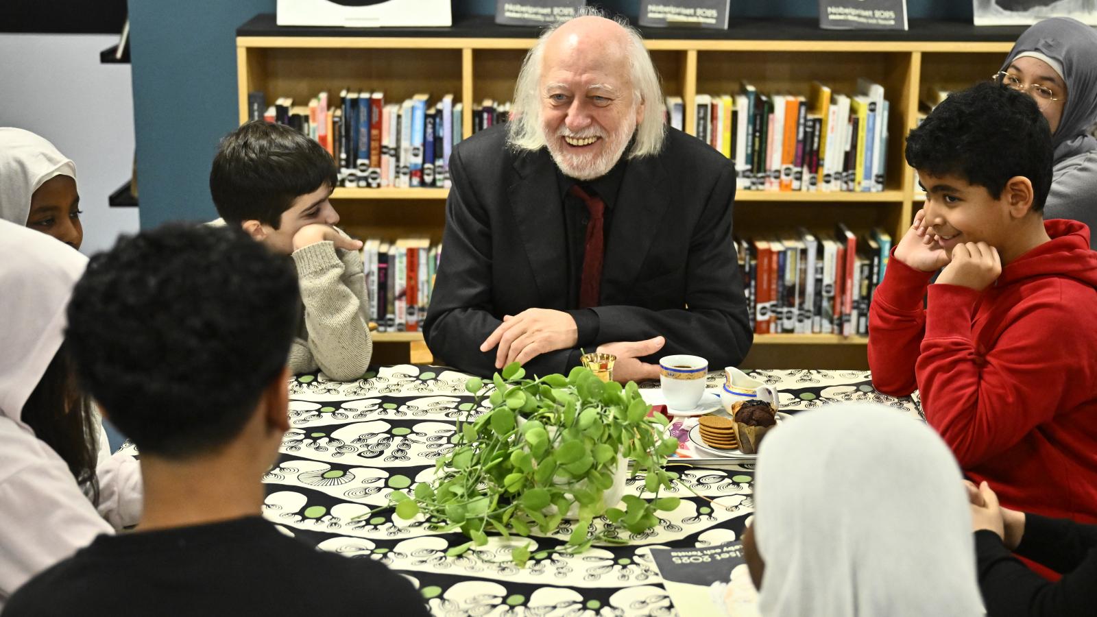 Krasznahorkai László a Rinkeby Könyvtárban mosolygós gyerekek között