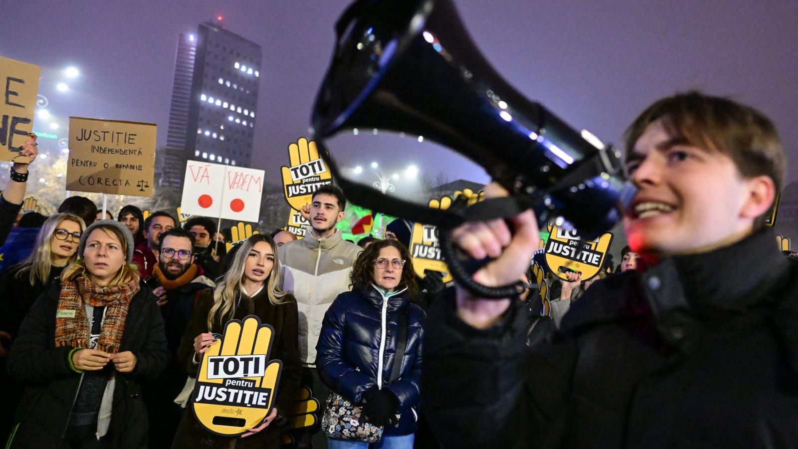 Tüntetők a román kormány székháza előtt Bukarestben, 2025. december 12-én