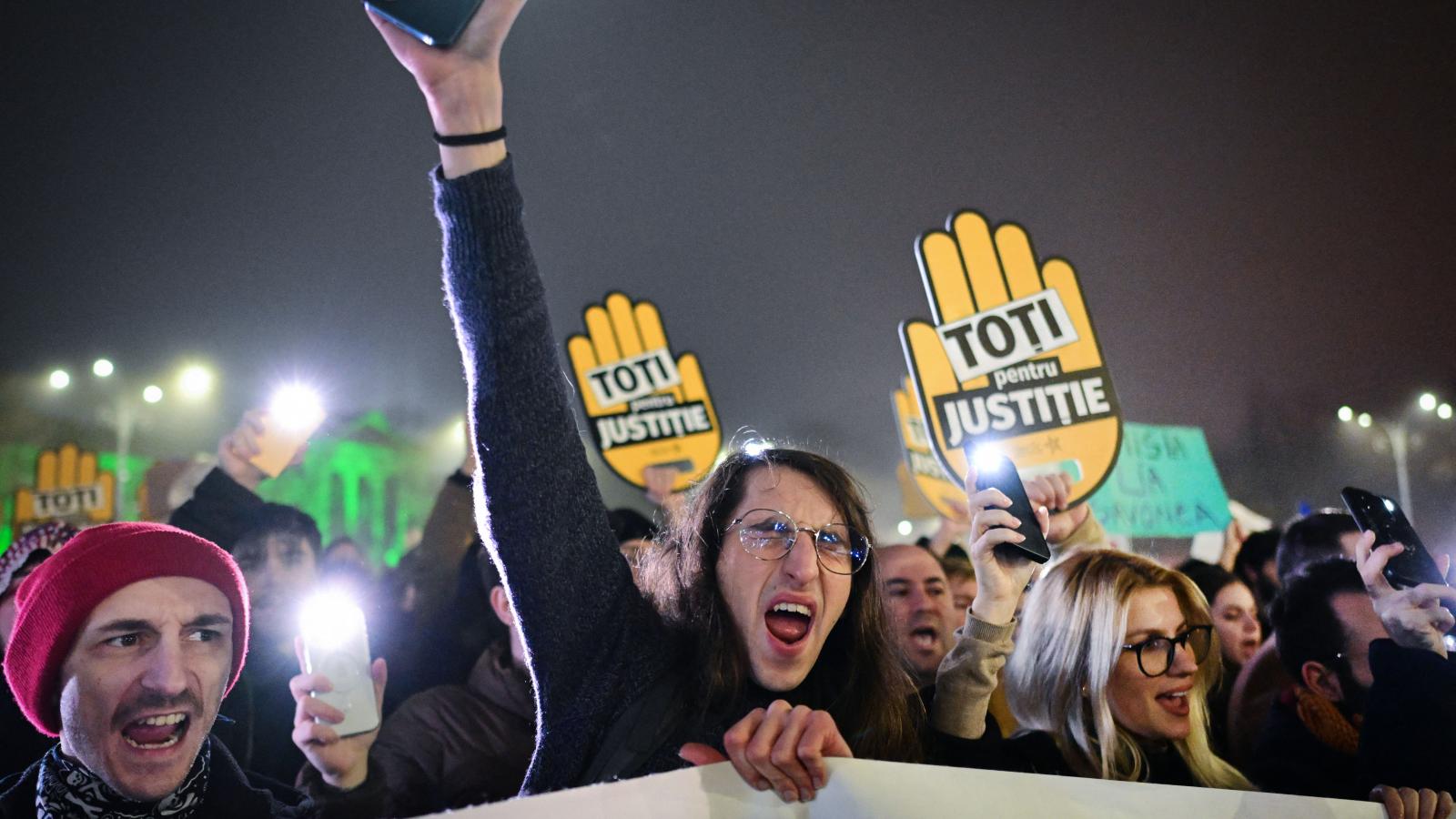 Tüntetők a román kormány székháza előtt Bukarestben, 2025. december 12-én
