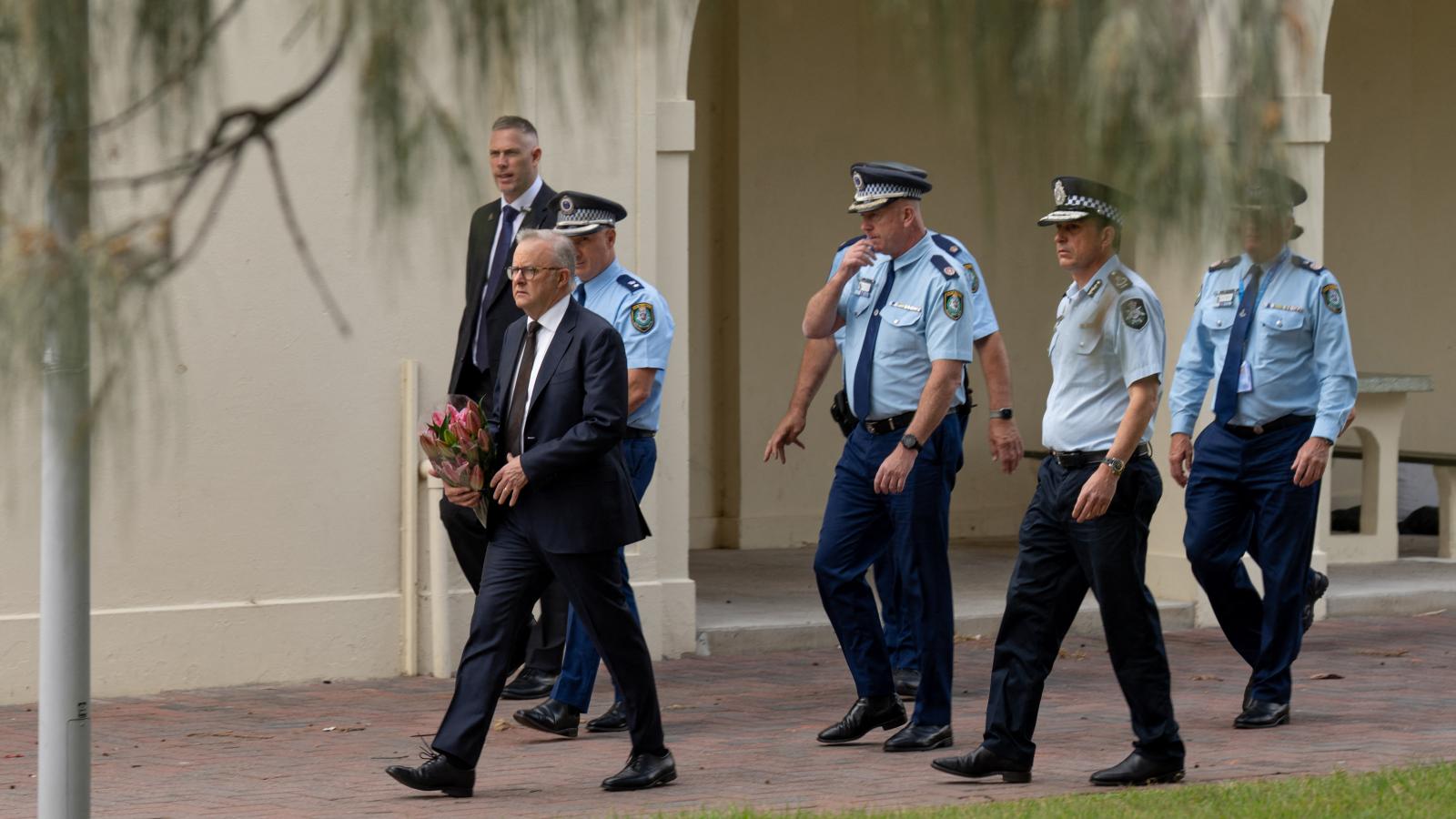 Anthony Albanese ausztrál miniszterelnök Bondi Beach-en december 15-én