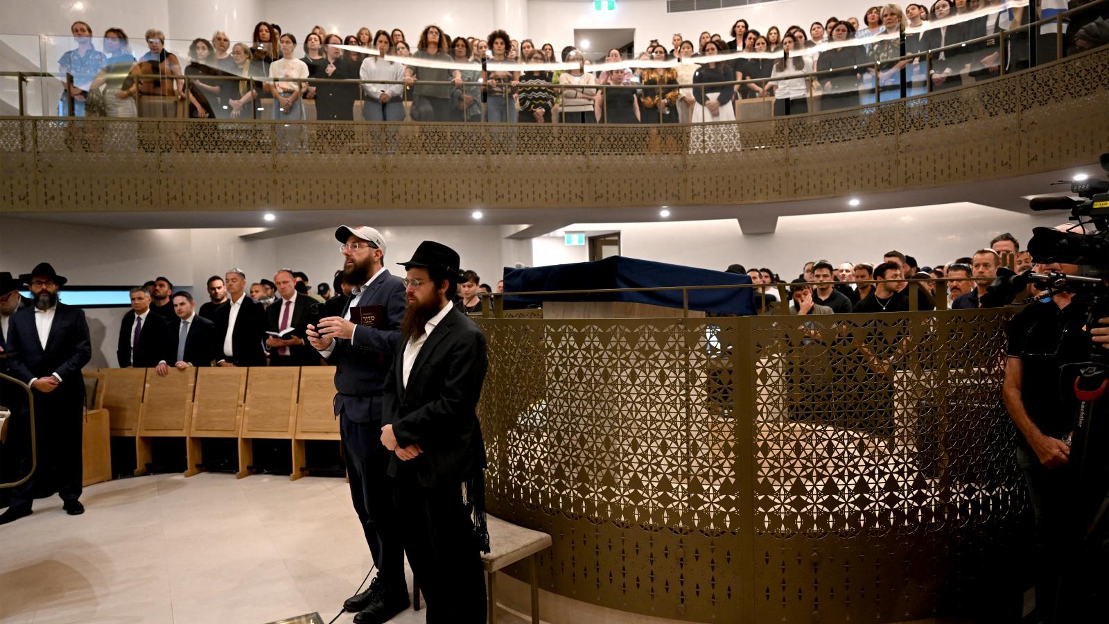 Virrasztást tartanak és imádkoznak a terror áldozataiért a zsidó közösség tagjai Sidney-ben