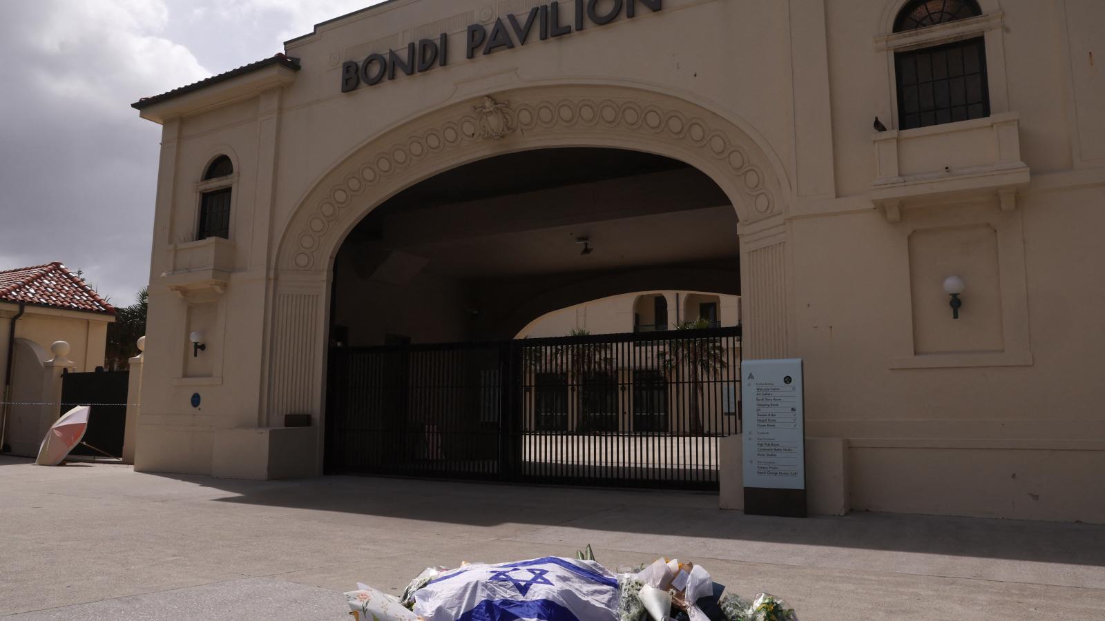 Virágokat és izraeli zászlót helyeztek el a Bondi Beachen történt lövöldözés áldozatainak emlékére a Bondi Pavilon előtt, Sydneyben, december 15-én.