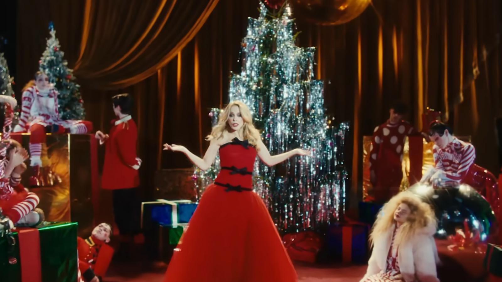 Kylie Minogue Xmas című száma egyelőre az amerikai toplistákra nem tört be, de a szezon miatt akár napokon belül a leghallgatottabbak közé ugorhat