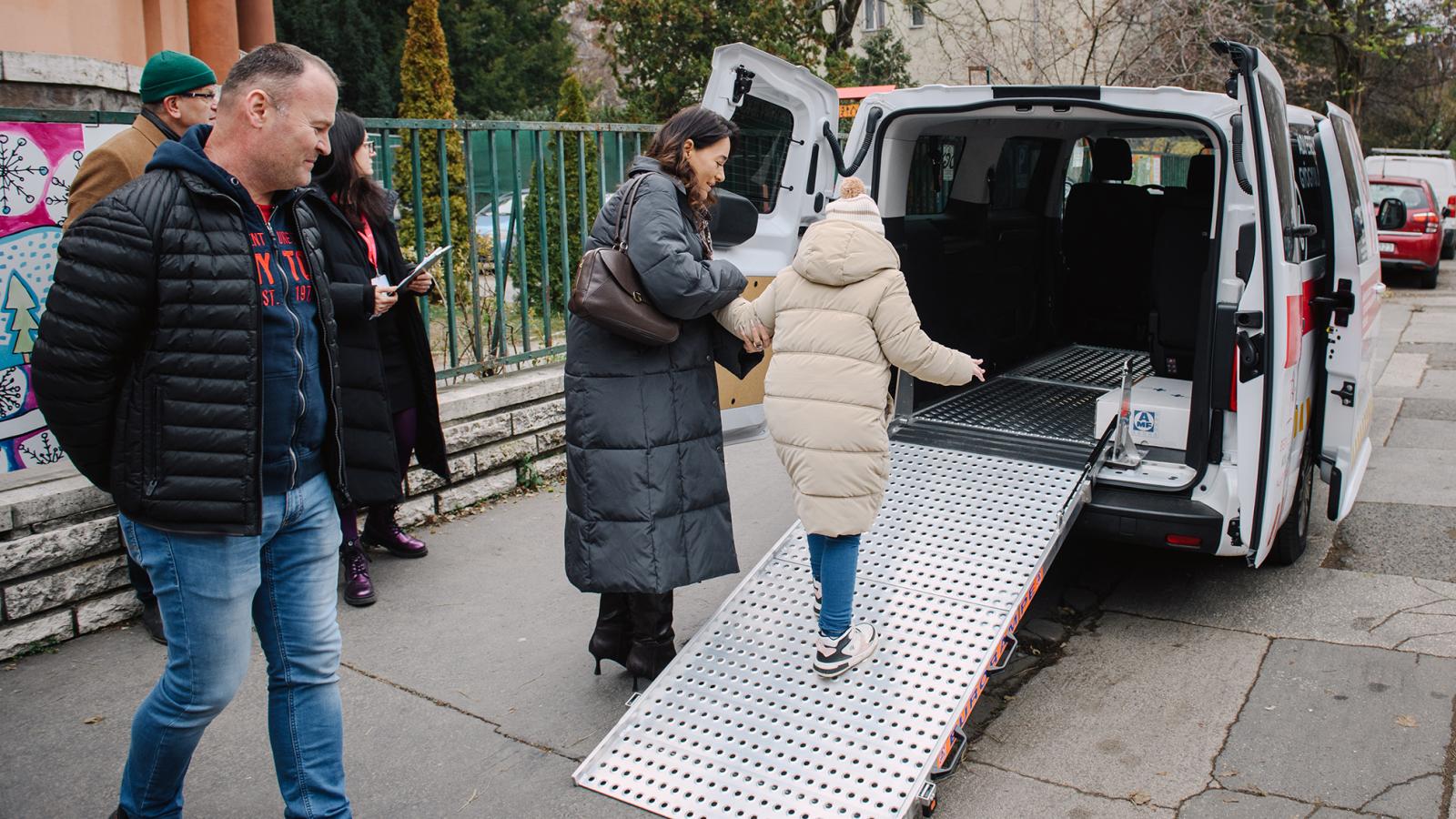 Hédi elképesztő akaraterővel, kerekesszék nélkül szállt fel a kisbuszra