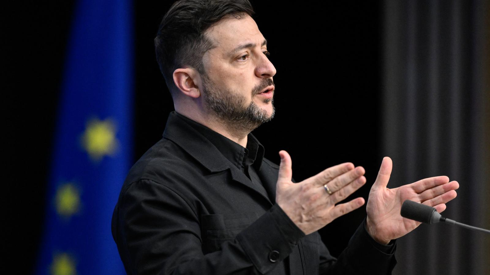 Volodimir Zelenszkij a sajtótájékoztatón Brüsszelben, december 18-án.