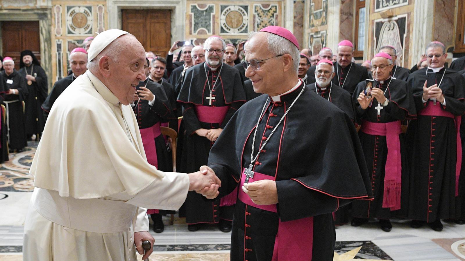 Ferenc pápa és utódja, Robert Francis Prevost még bíborosként, 2023-ban. XIV. Leó nem szakított elődjével, de más hangsúlyokat helyezett a Vatikán külpolitikájába
