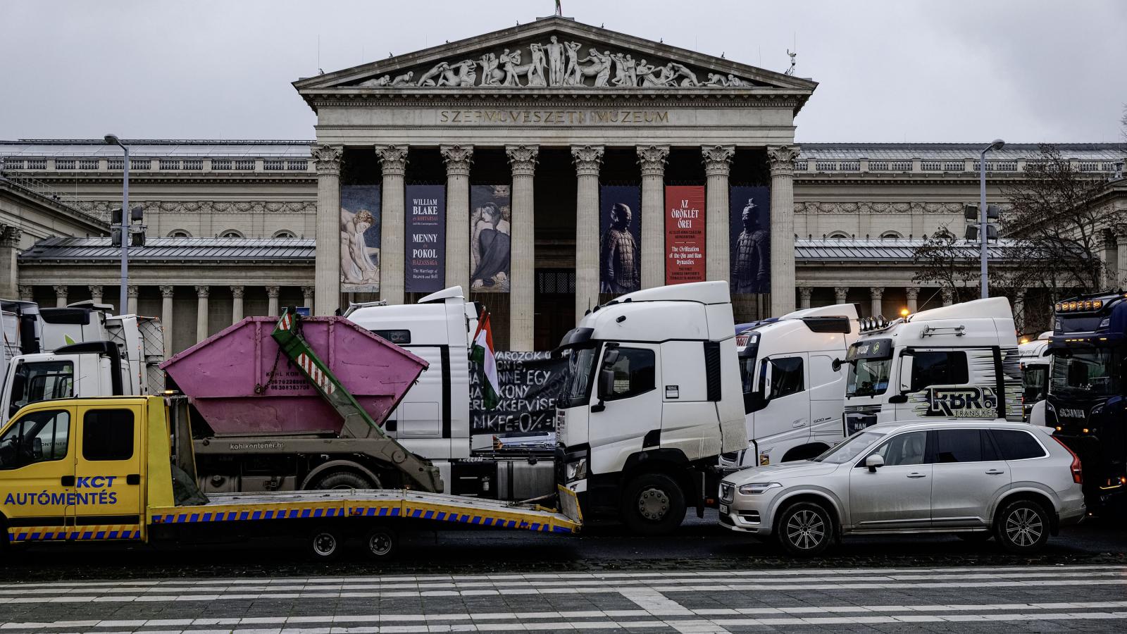 Tüntető fuvarozók a Hősök terén december 22-én 