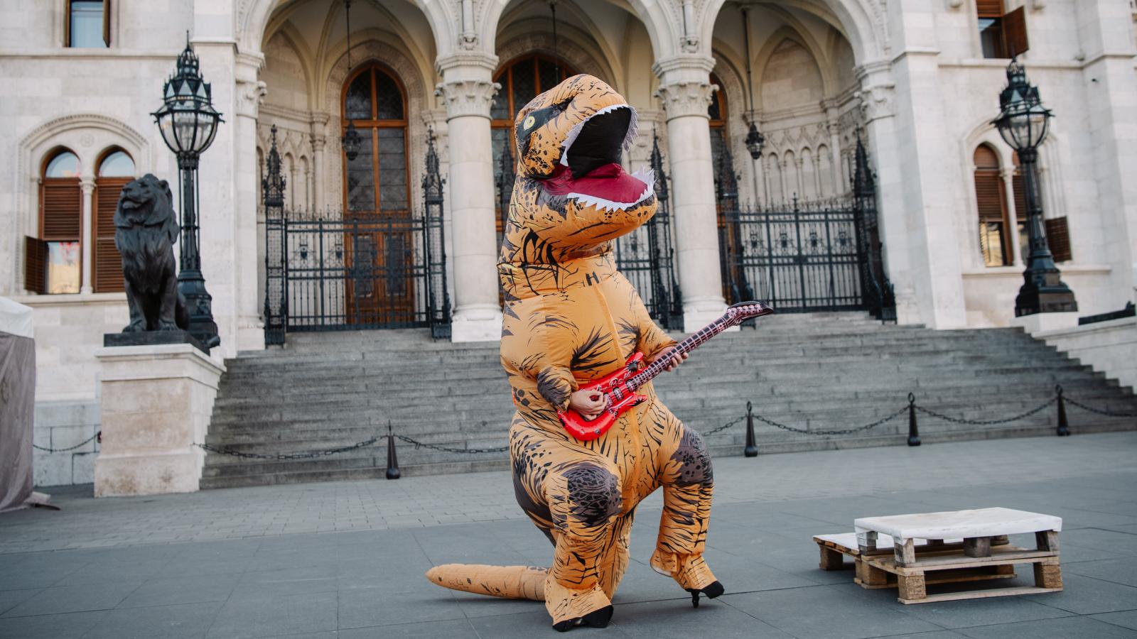 Az MKKP demonstrációja a Parlament előtt június 17-én 
