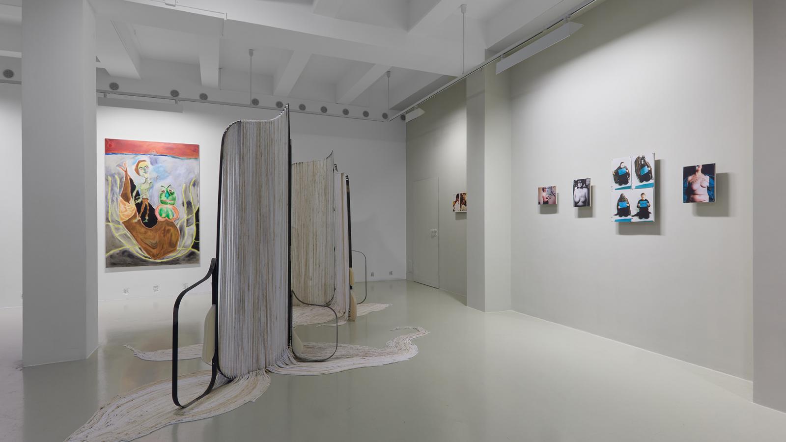 A tárlat arról szól, hogy a kiszolgáltatottság nem eleve adott