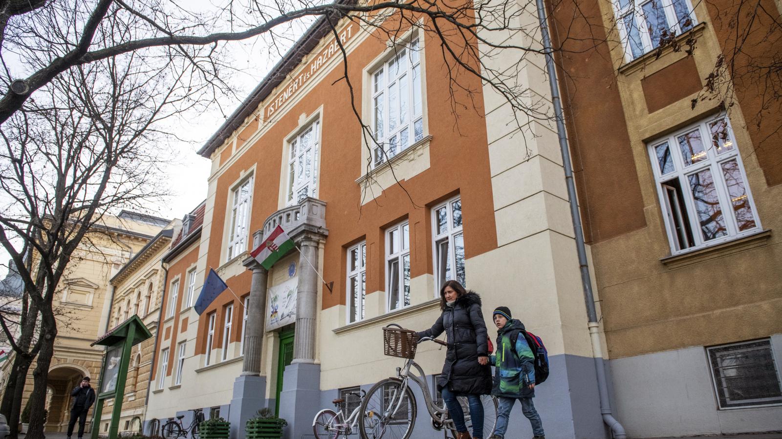 Egy református általános iskola. Az oktatásban is erős az egyházak jelenléte