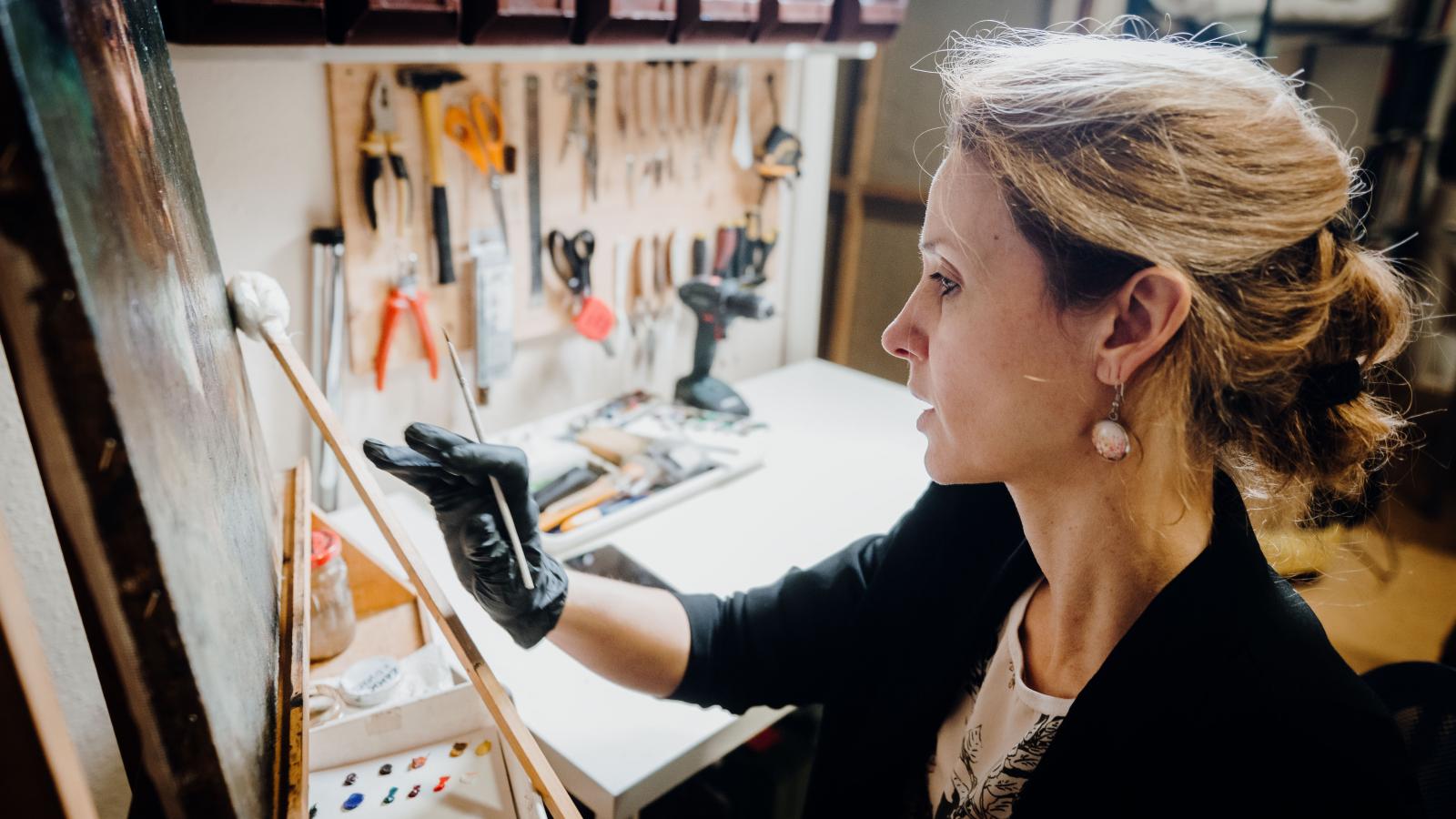 Gőgös Ágota festményres­taurátor akár több hordozóra, mint fatáblára vagy vászonra készült művet is tud korrigálni