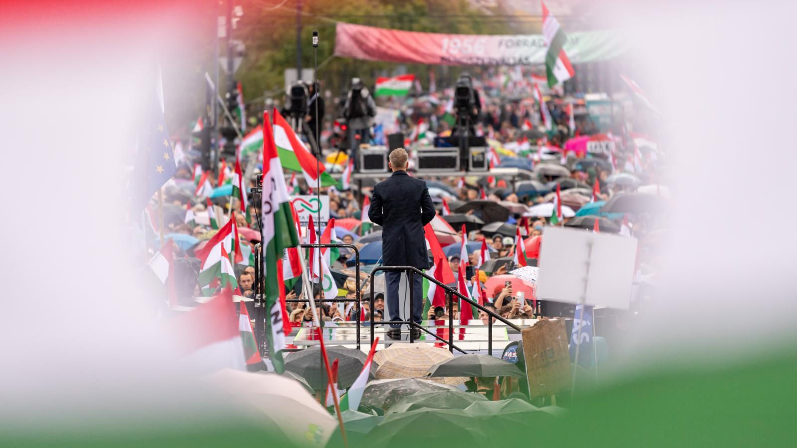 Magyar Péternek és a Tisza Pártnak reális esélye van arra, hogy a tavasszal esedékes parlamenti választásokon, 16 év után leváltsa a Fideszt