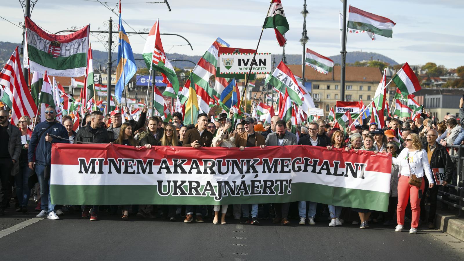 A Fidesz békemenetén – a mi Cipollánk azt sejteti, hogy Ukrajna és Európa támadta meg Oroszországot