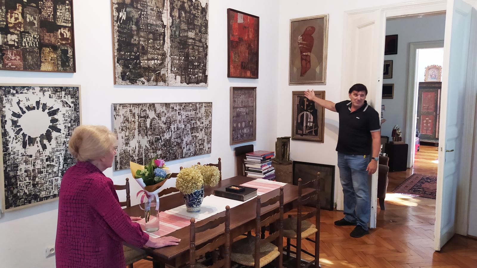 Kolozsváry Zsolt és édesanyja, Anikó. A tárlatvezetők