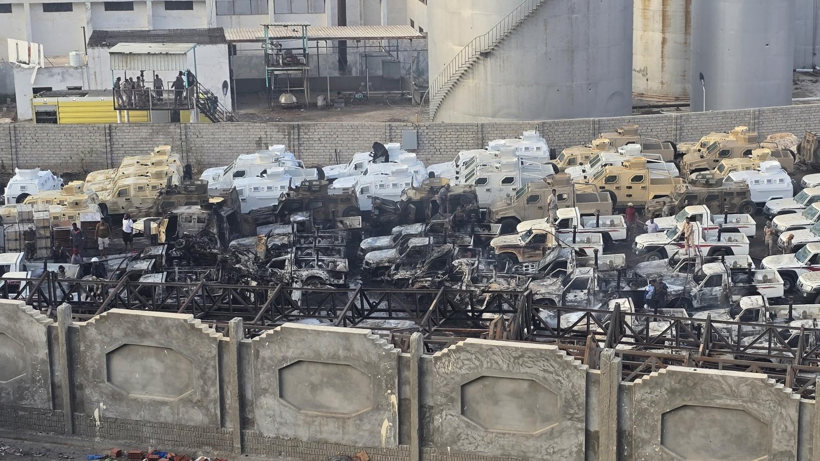 Kiégett autók a légicsapás után. 