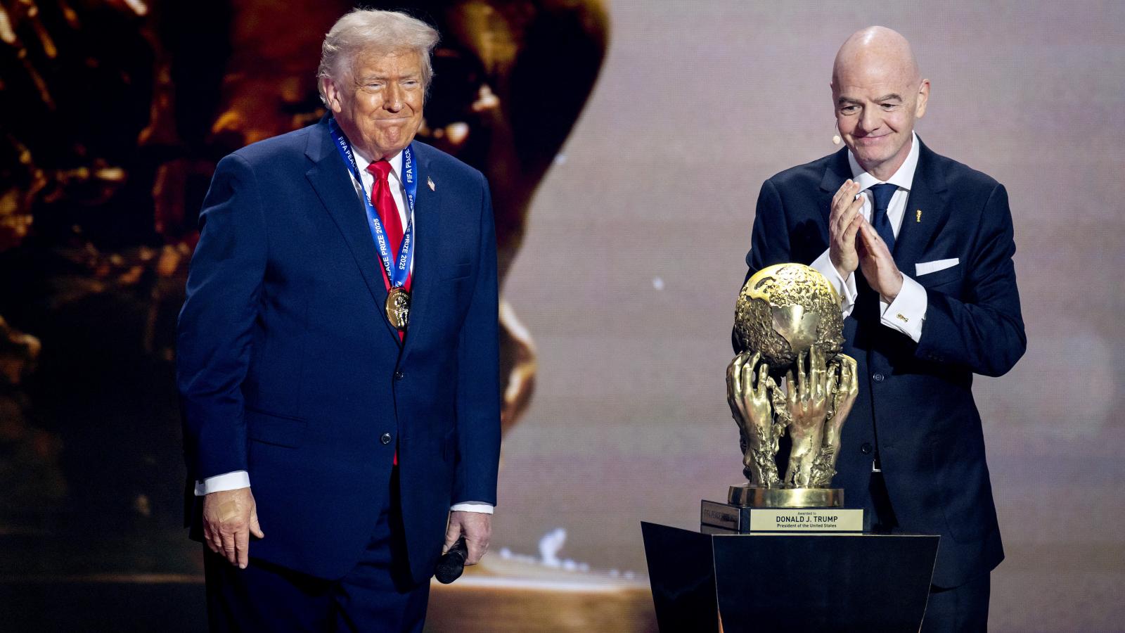 Donald Trump láthatóan nagyon örült a neki kitalált, mondvacsinált díjnak