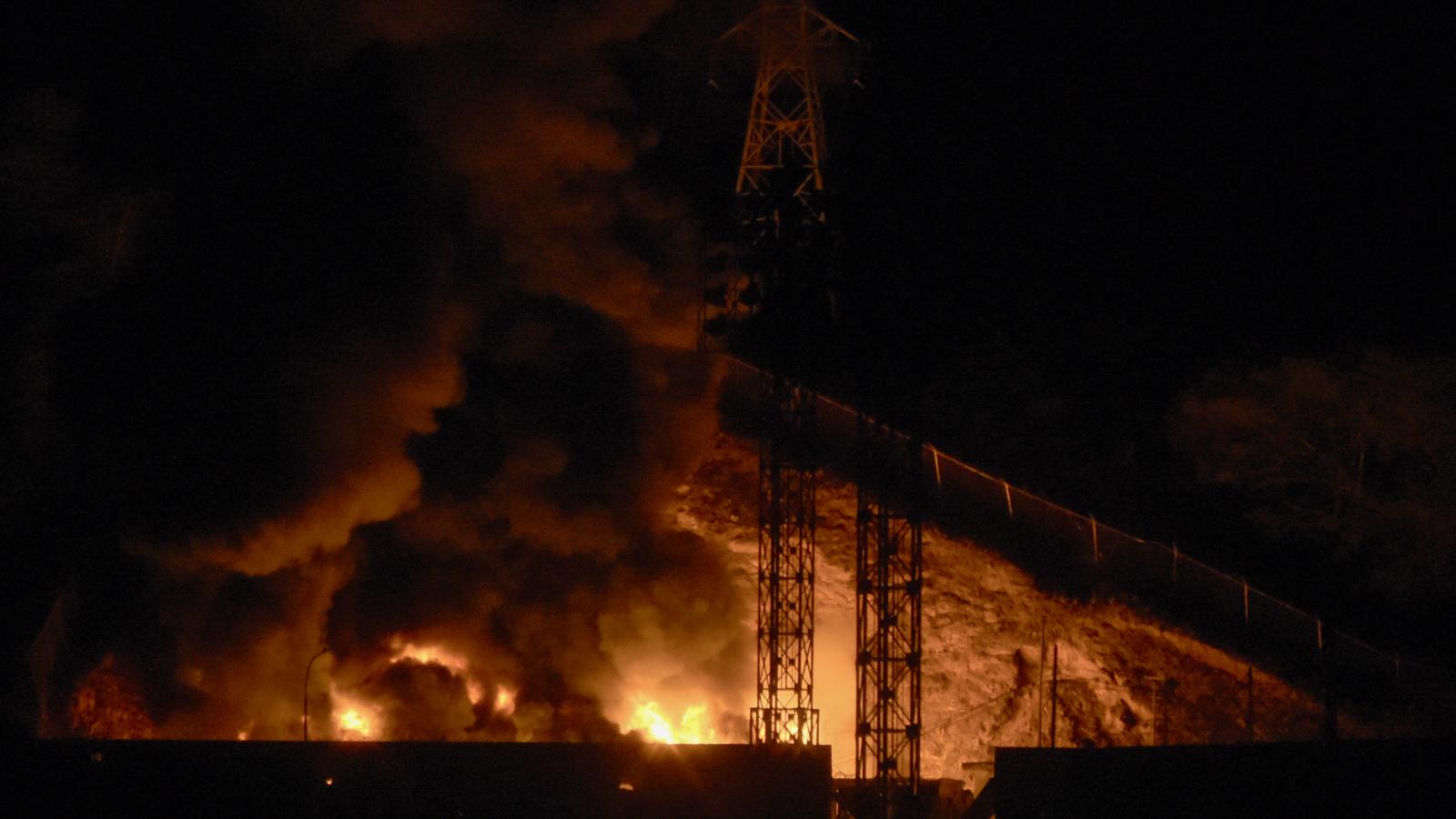 Tűz a Fuerte Tiuna-ban, Venezuela legnagyobb katonai komplexumában a 2026. január 3-i caracasi robbanássorozat után.