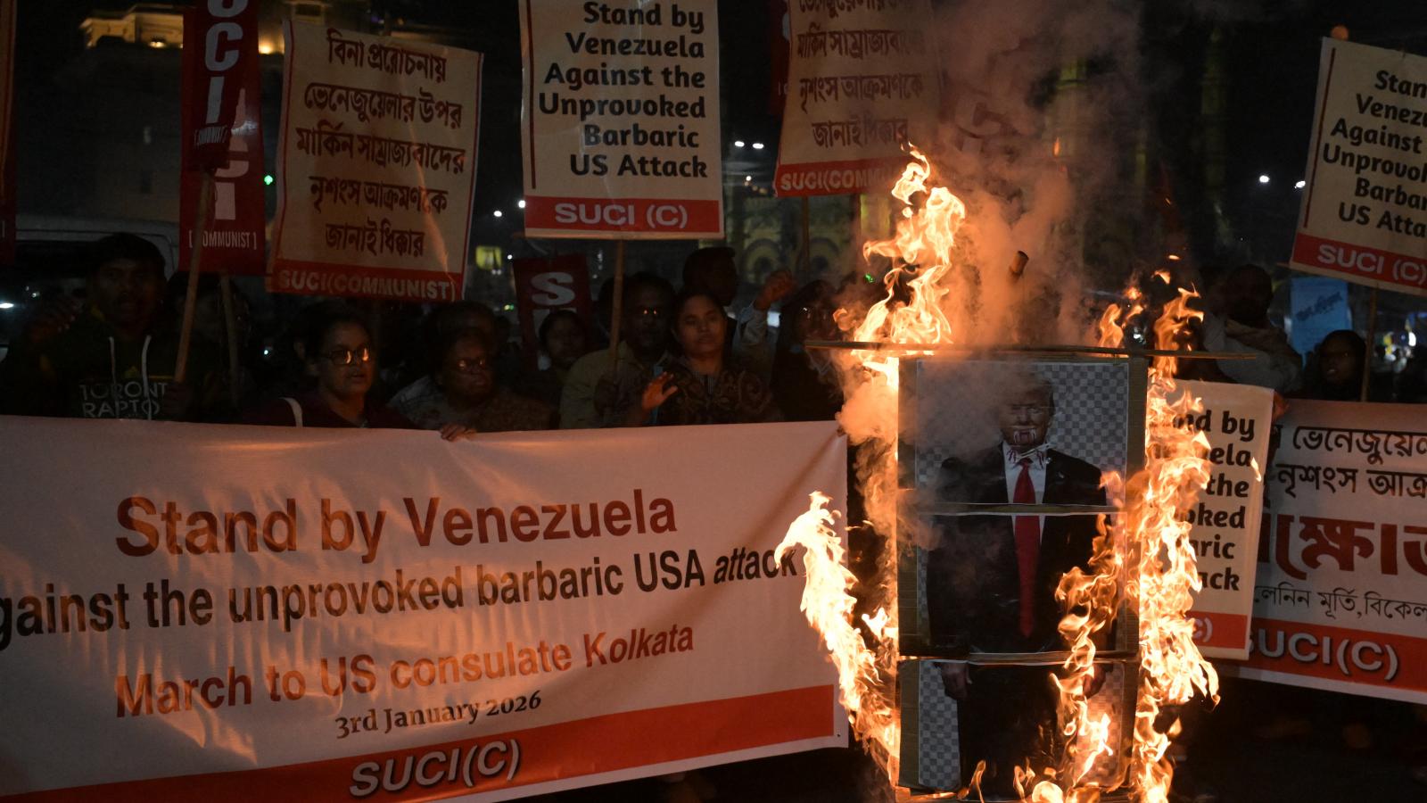 Venezuela melletti szimpátiatüntetés égő Trump-portréval 2026. január 3-án Indiában, Kolkatában
