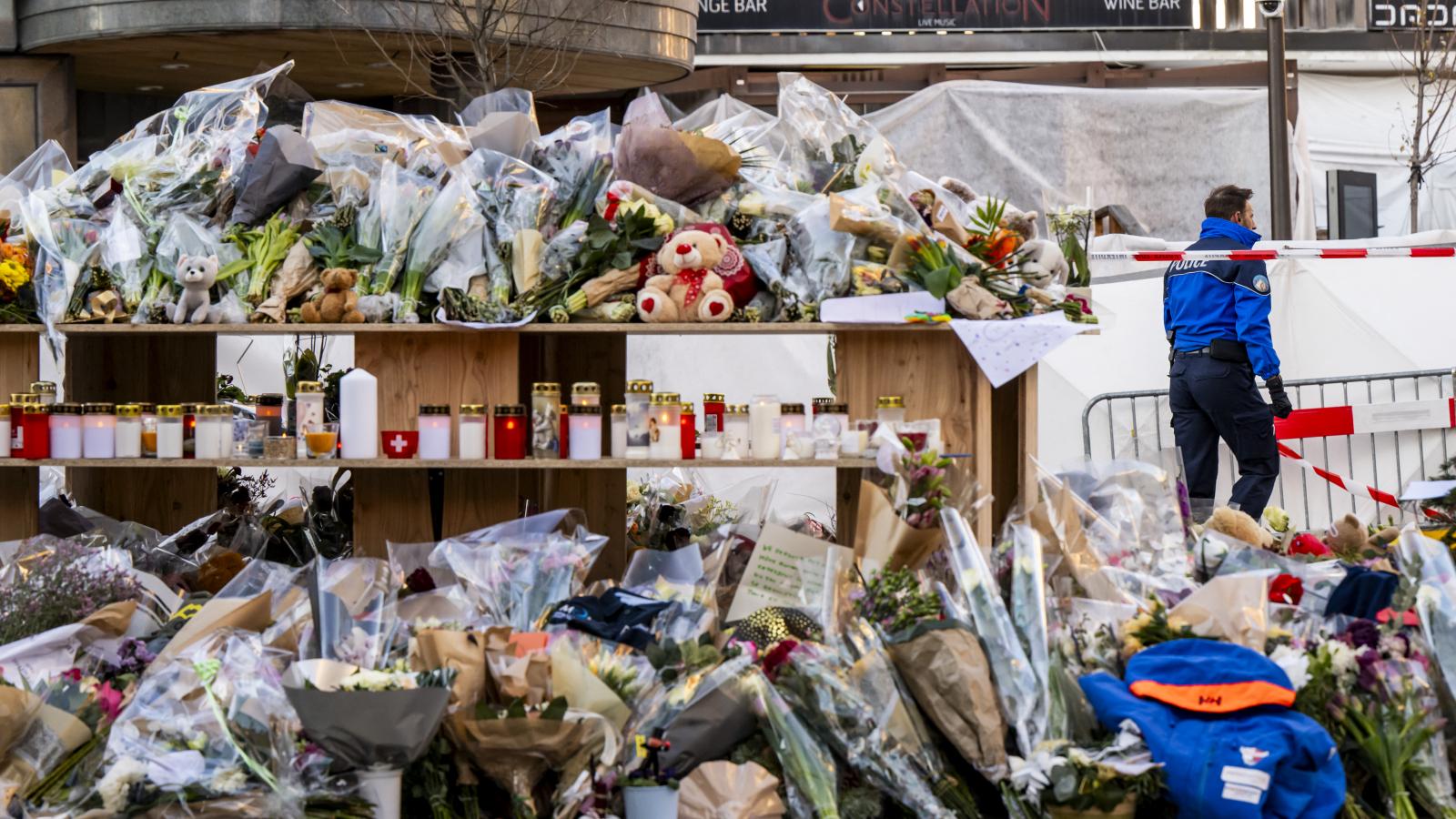 Virágcsokrok és mécsesek a tragédia helyszínénél