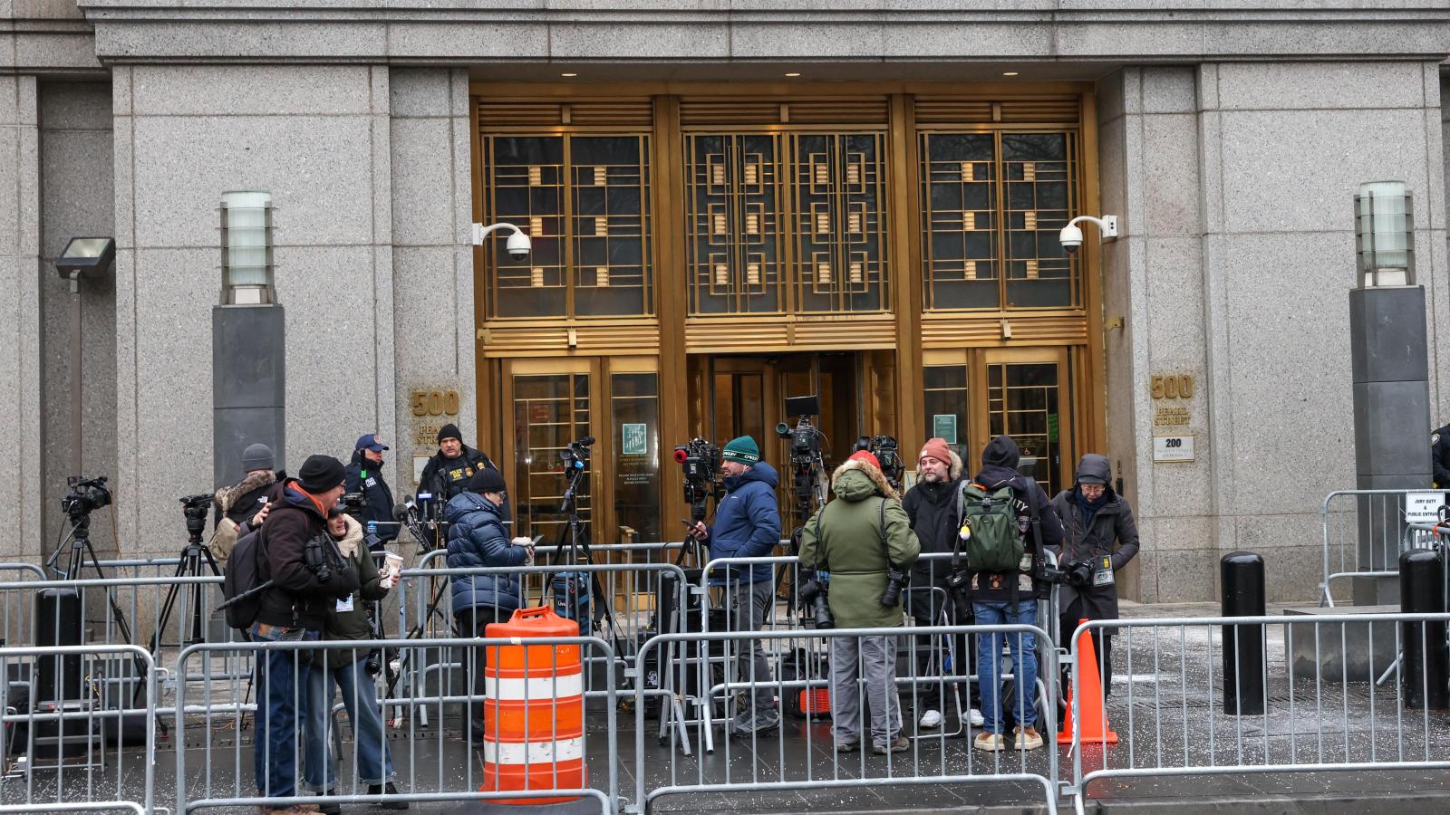 Tüntetők és újságírók várják Maduro érkezését a bíróság előtt New Yorkban január 5-én 