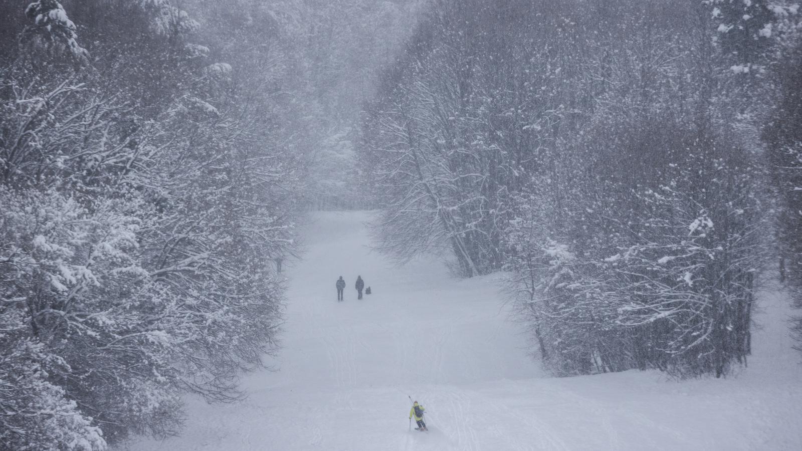 Síelő és szánkózók a pécsi sípályán 2026. január 5-én