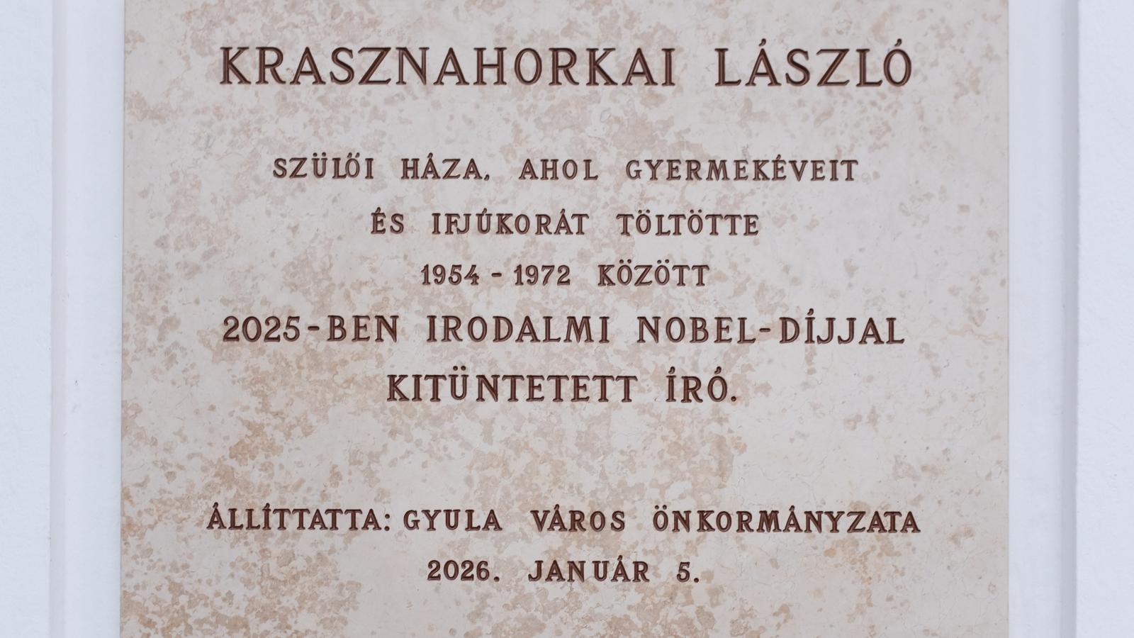 Az emléktáblával jelképesen szerettek volna visszaadni valamit Krasznahorkai Lászlónak, amit ő is adott Gyula városának: büszkeséget