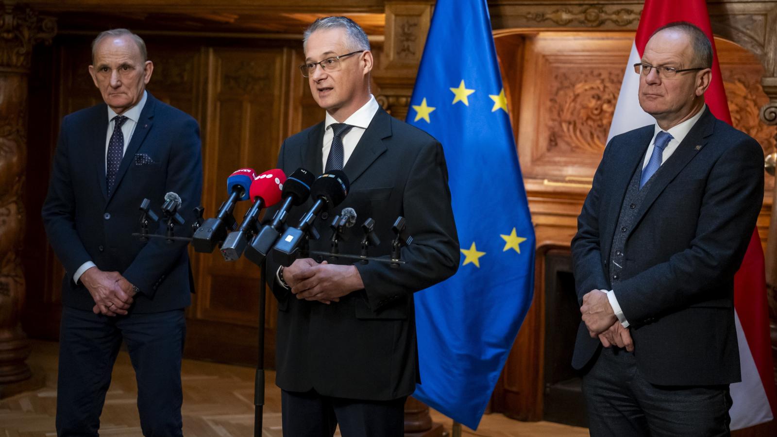 Gémesi György, a MÖSZ elnöke, Gödöllõ polgármestere, Hanusi Péter, a TÖOSZ elnöke, Mátészalka  polgármestere kedden Navracsics Tiborral