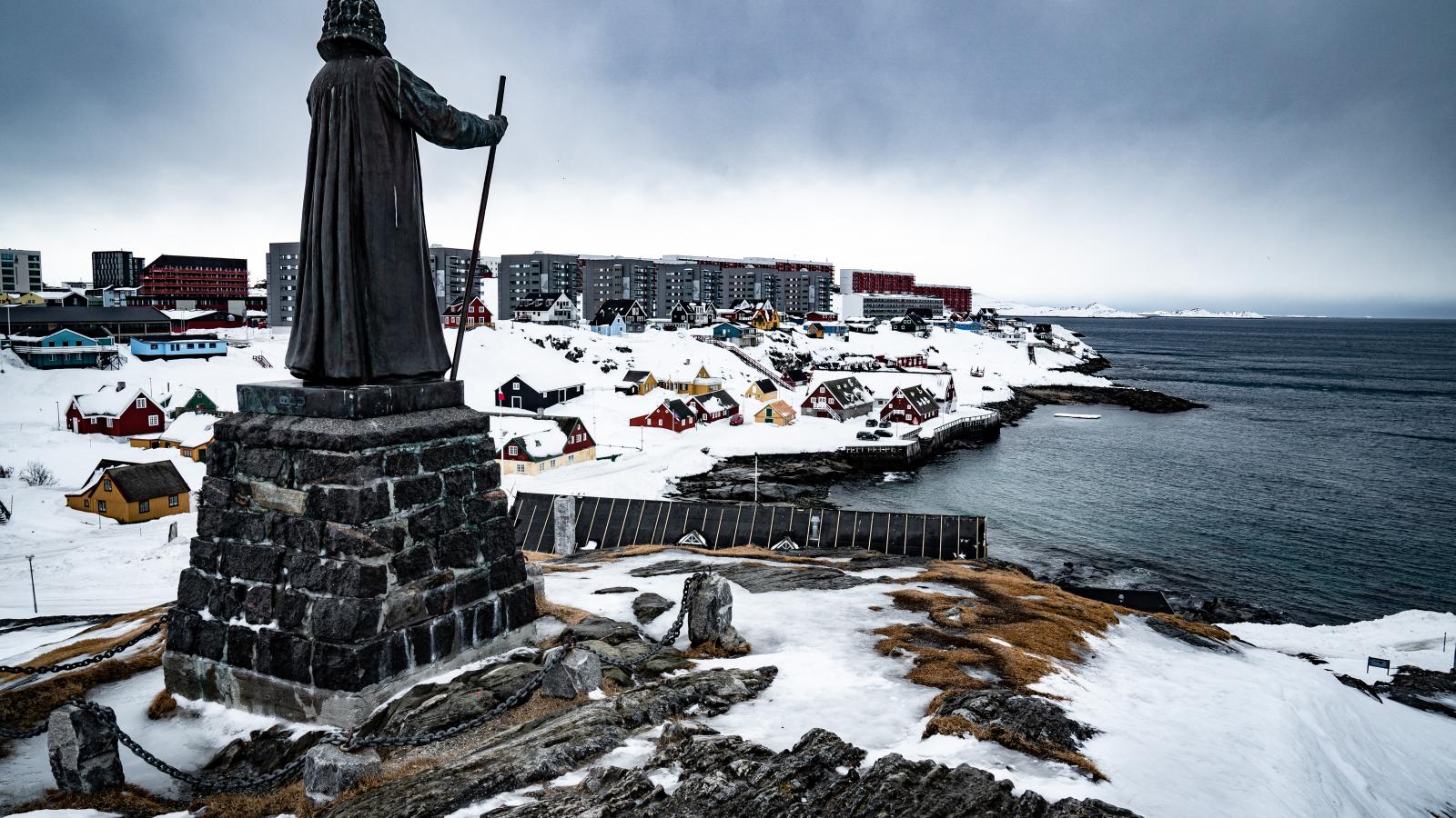 Hans Egede dán-norvég misszionárius szobra Grönland fővárosában, Nuukban.