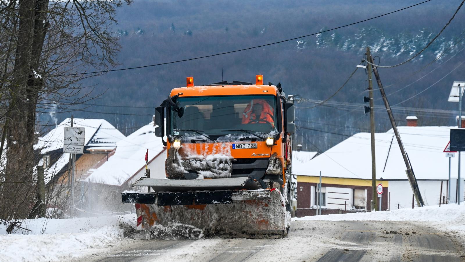 Hókotró dolgozik a 82-es számú úton Zirc-Kardosrétnél 2026. január 7-én