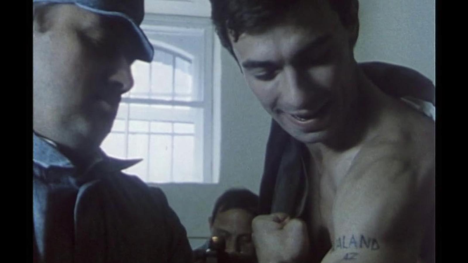 A Kaland az élet (1989) már nem a kilátástalan, fészkelődő pangás világában mozgatja hőseit (Attila szerepében jobbra Andrej Gavrilov) 