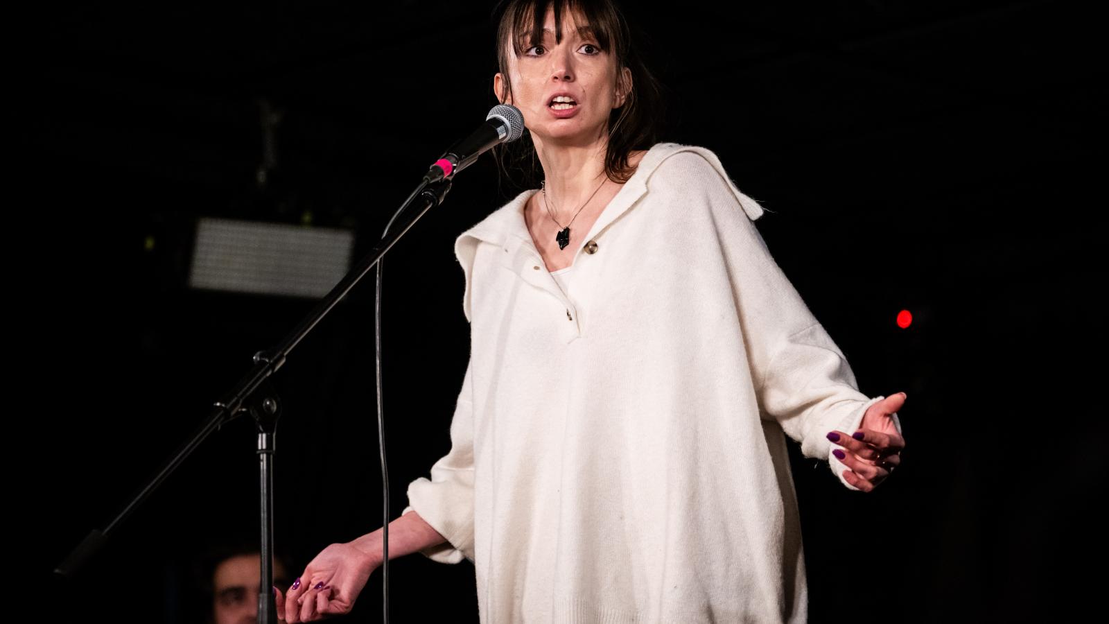 A slam irodalmi műhely versenyére bárki ingyenesen nevezhet, idén is havi rendszerességgel kerül rá sor a budapesti Gödör Klubban. Ha egy sebből vérzünk, az már közösség? - slammelte Kovács Nóra Judit, az est első helyezettje

„Ha egy sebből vérzünk, az m