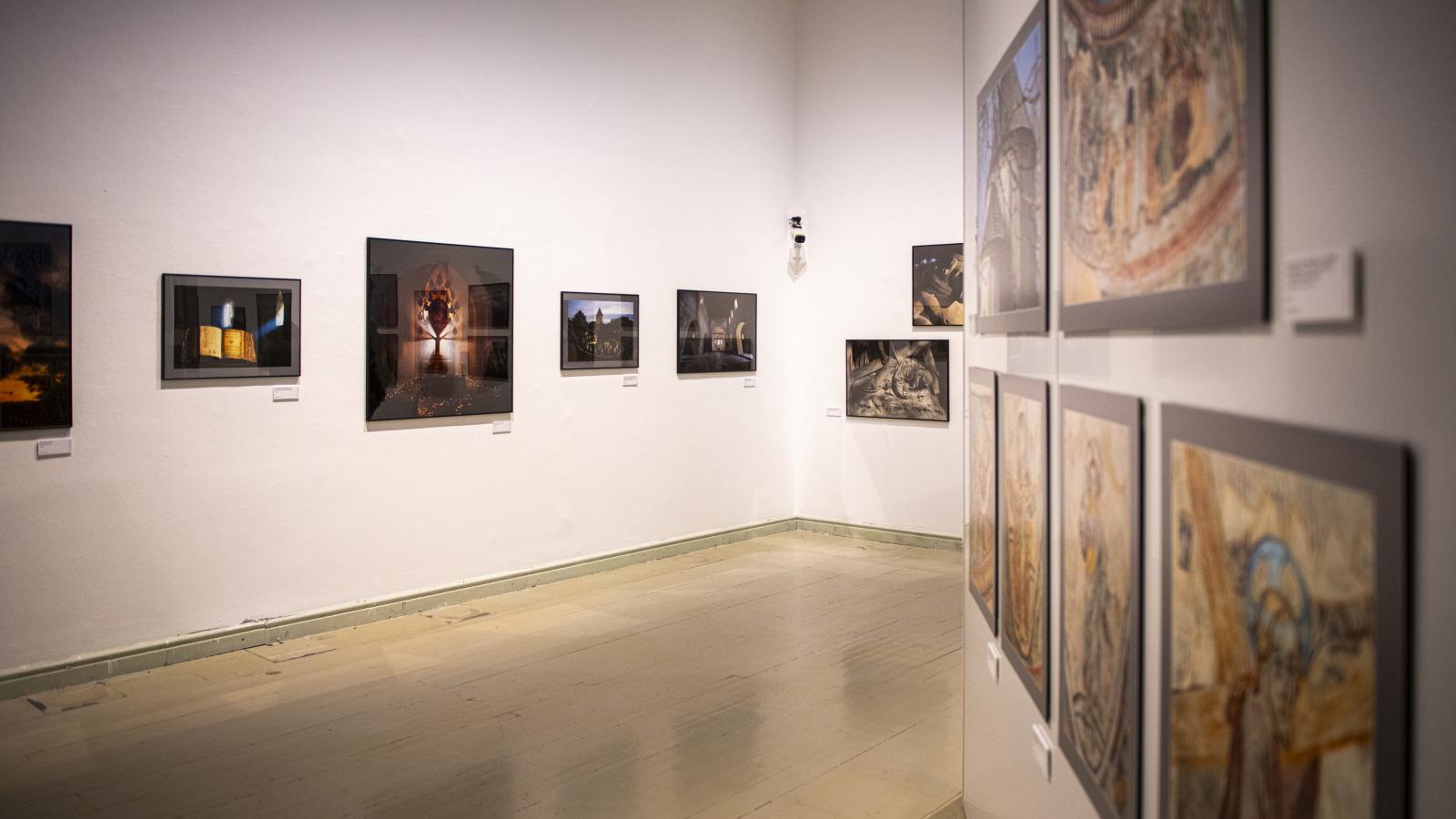 A kiállítás az ember házától az Isten házáig vezet, a második részében szerepel a gyöngyöspatai templom Jessza-fa oltára is