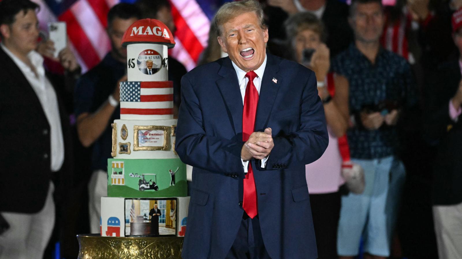 Donald Trump a születésnapi tortája mellett 2024. június 14-én.