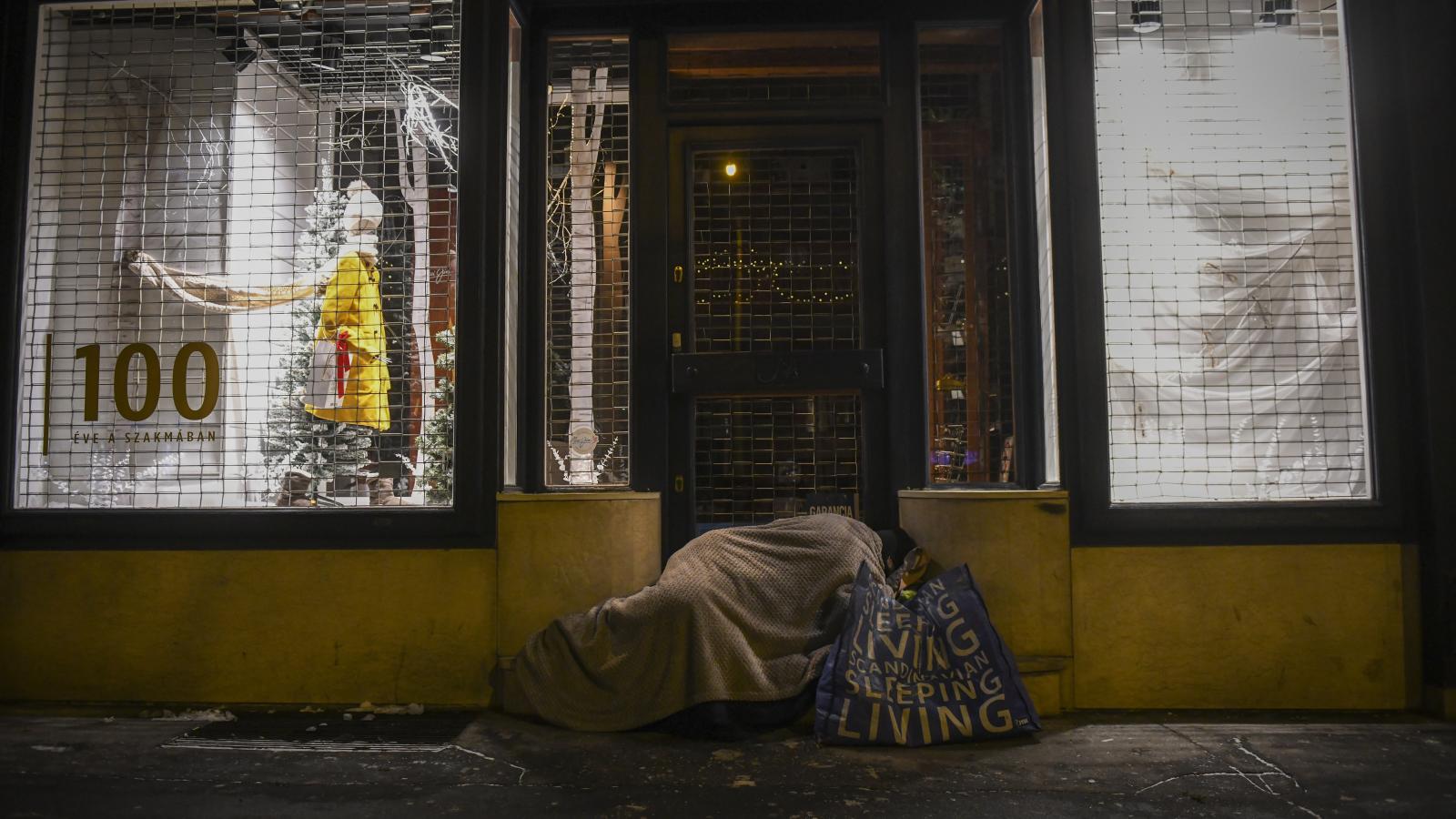 Egy bolt bejárata a Rákóczi úton. Kockázatos vállalkozás a szabadban éjszakázás