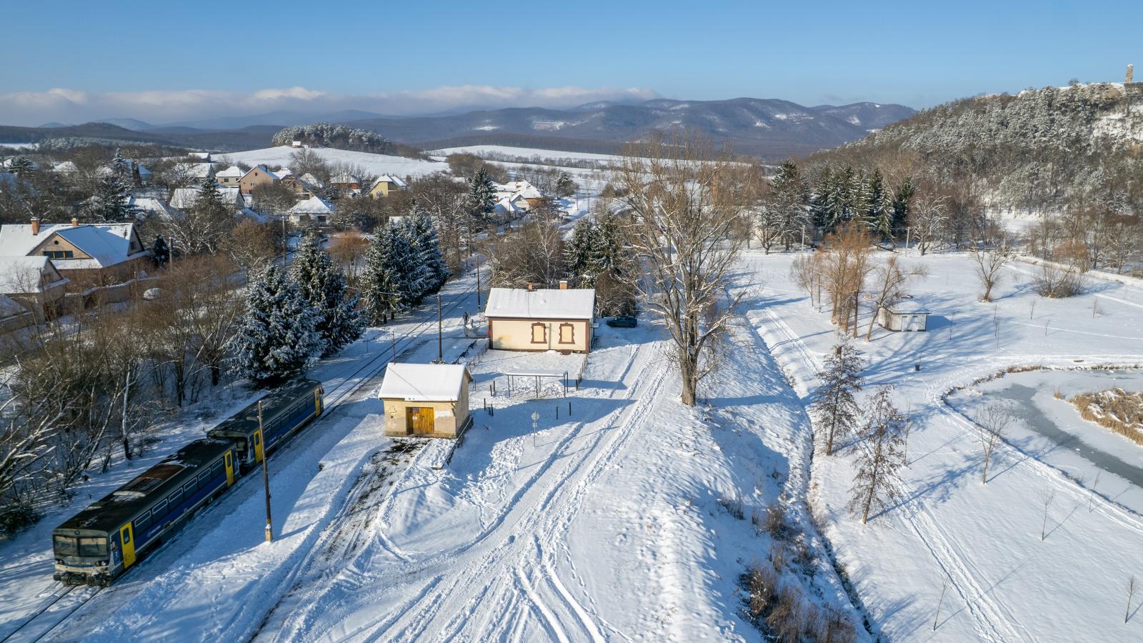 A behavazott nógrádi vasútállomás egy személyvonattal 2026. január 8-án. A kép illusztráció