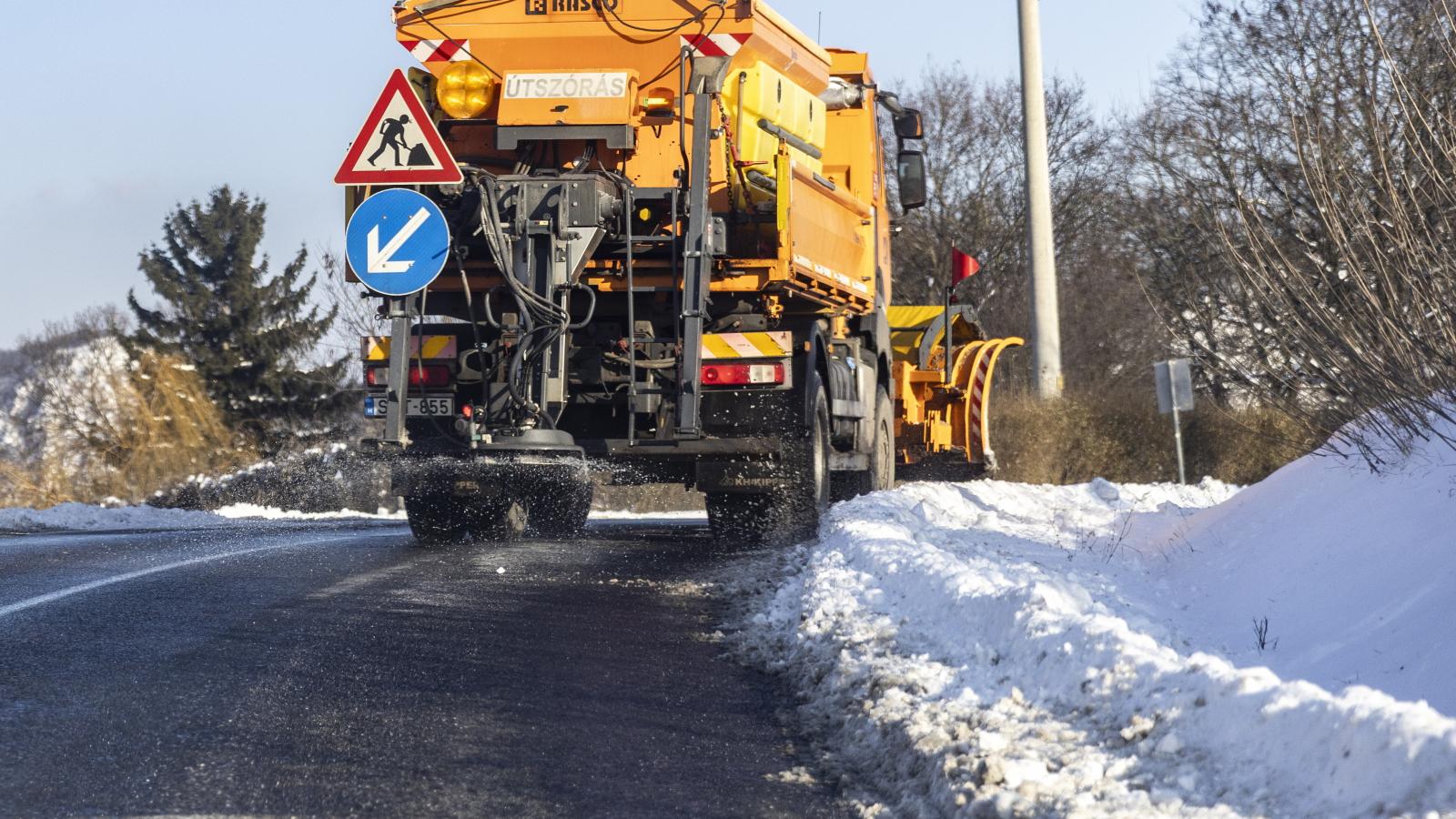 Hókotró munkagép szórja az utat Csobánka és Pilisvörösvár között 2026. január 8-án