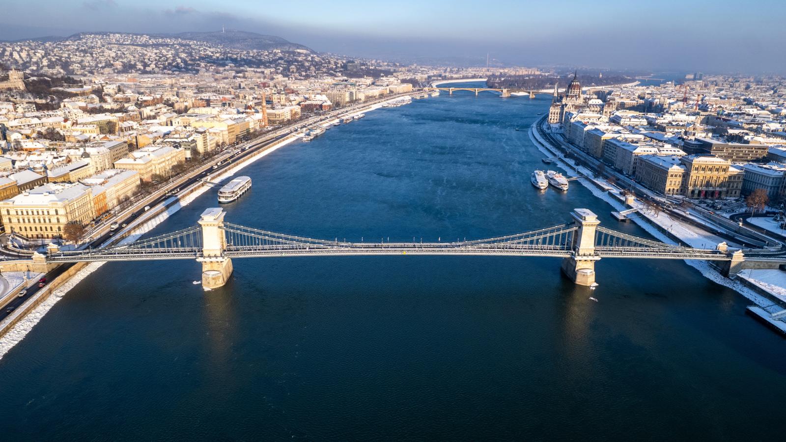 A Duna és a Lánchíd a behavazott Budapesten 2026. január 8-án