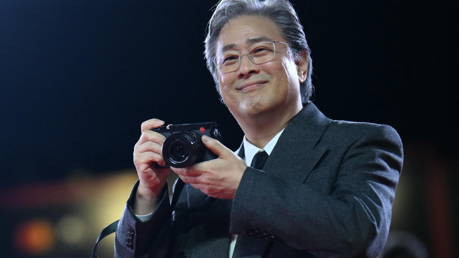 Rövid az út a gazdag kényelemtől, a kényelmes fénytől a küzdelemig. Szerintem ez egy nagyon rövid út – ez az üzenetem