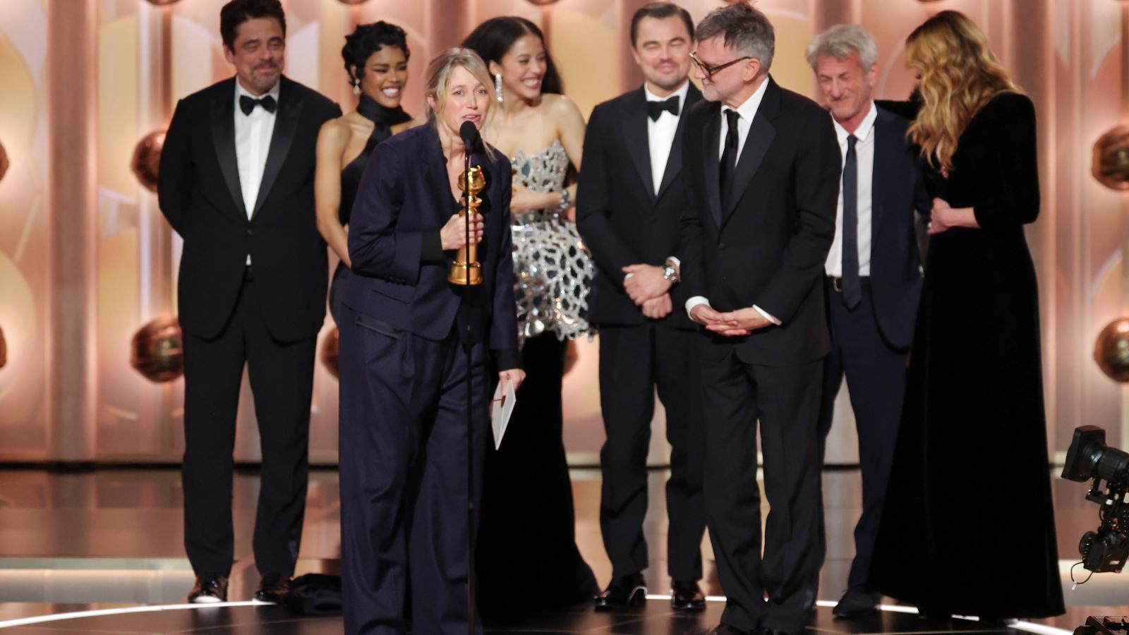 Az Egyik csata a másik után szereplőgárdája a színpadon