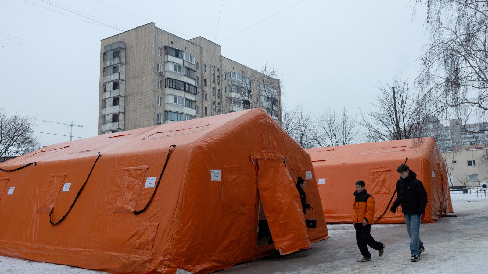 Sátor Kijevben, ahol az emberek feltölthetik eszközeiket és felmelegedhetnek, miután orosz rakéta- és dróntámadásokat intéztek az ukrán energiainfrastruktúra ellen. 2026. január 11-én.