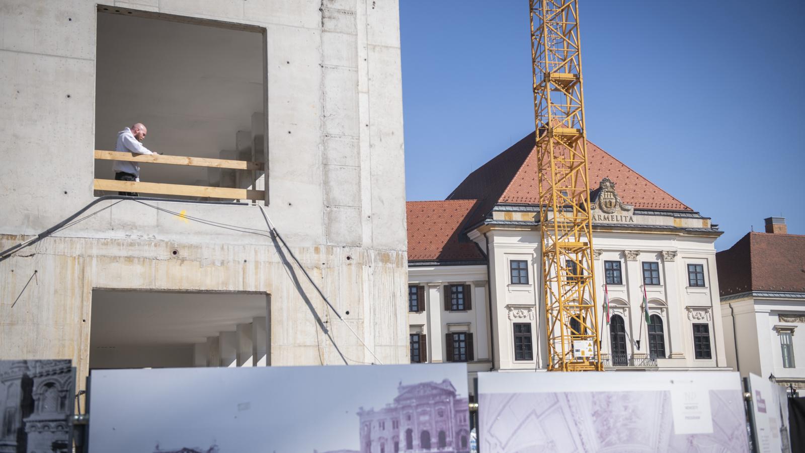 Kormányzati víziók a budai Várban. A Karmelita kolostor köré épül minden