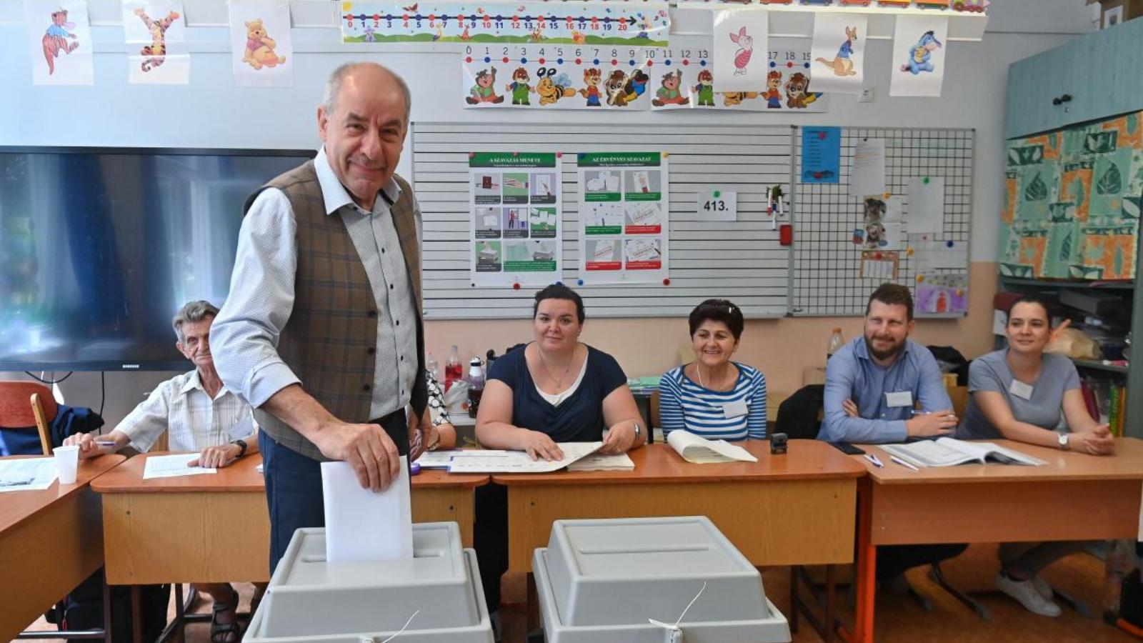 Sulyok Tamás köztársasági elnök leadja szavazatát 2024. június 9-én.