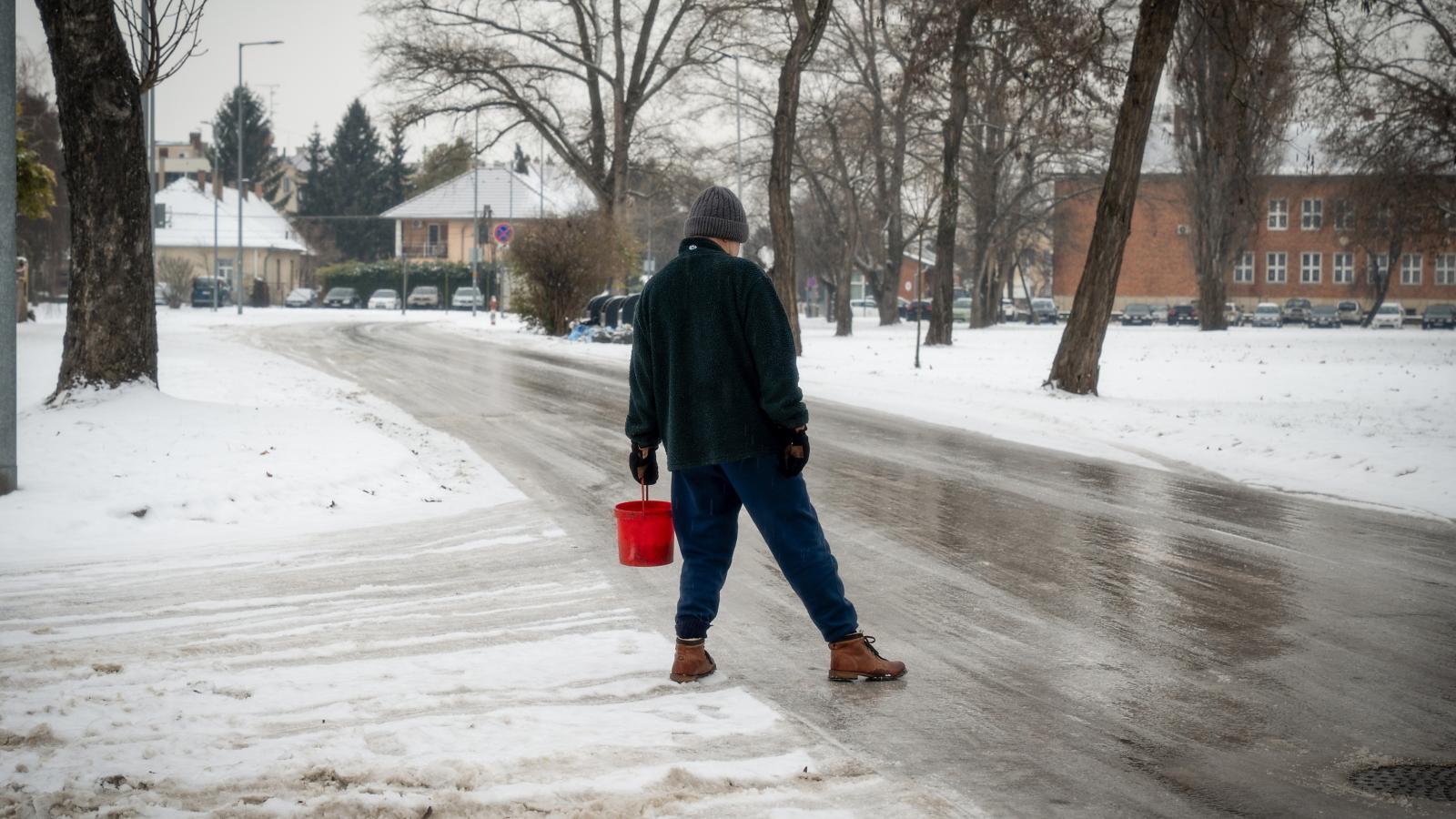 Jeges út Győrben, a Bercsényi ligetben 2026. január 13-án