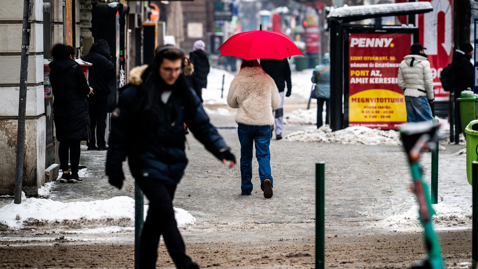 A havas utcákon a gyalogosoknak sem könnyű, és erre jött az ónos eső