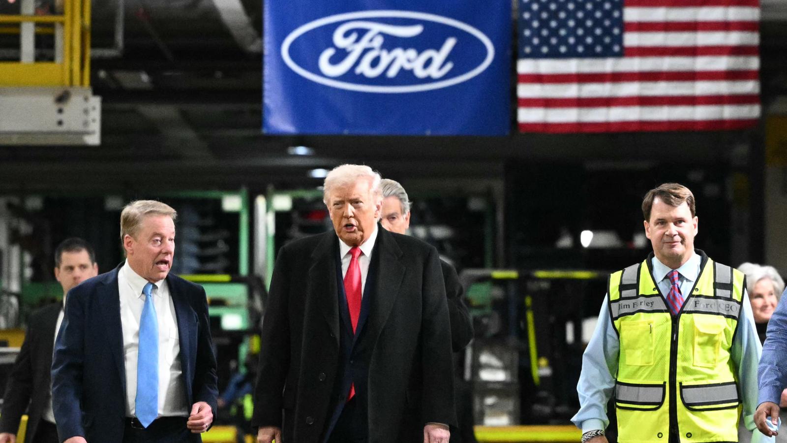 Donald Trump a Ford gyárlátogatáson. január 13-án.