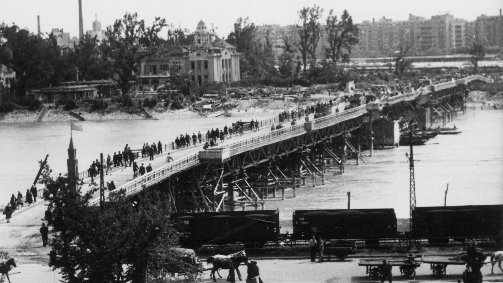 A Manci híd,
azaz a II. világháborúban
lerombolt
Margit
híd mellett felépített
ideiglenes
pontonhíd. A
szerző édesapját
is lekapcsolták
az oroszok egy
kis „málenkij
robot”-ra