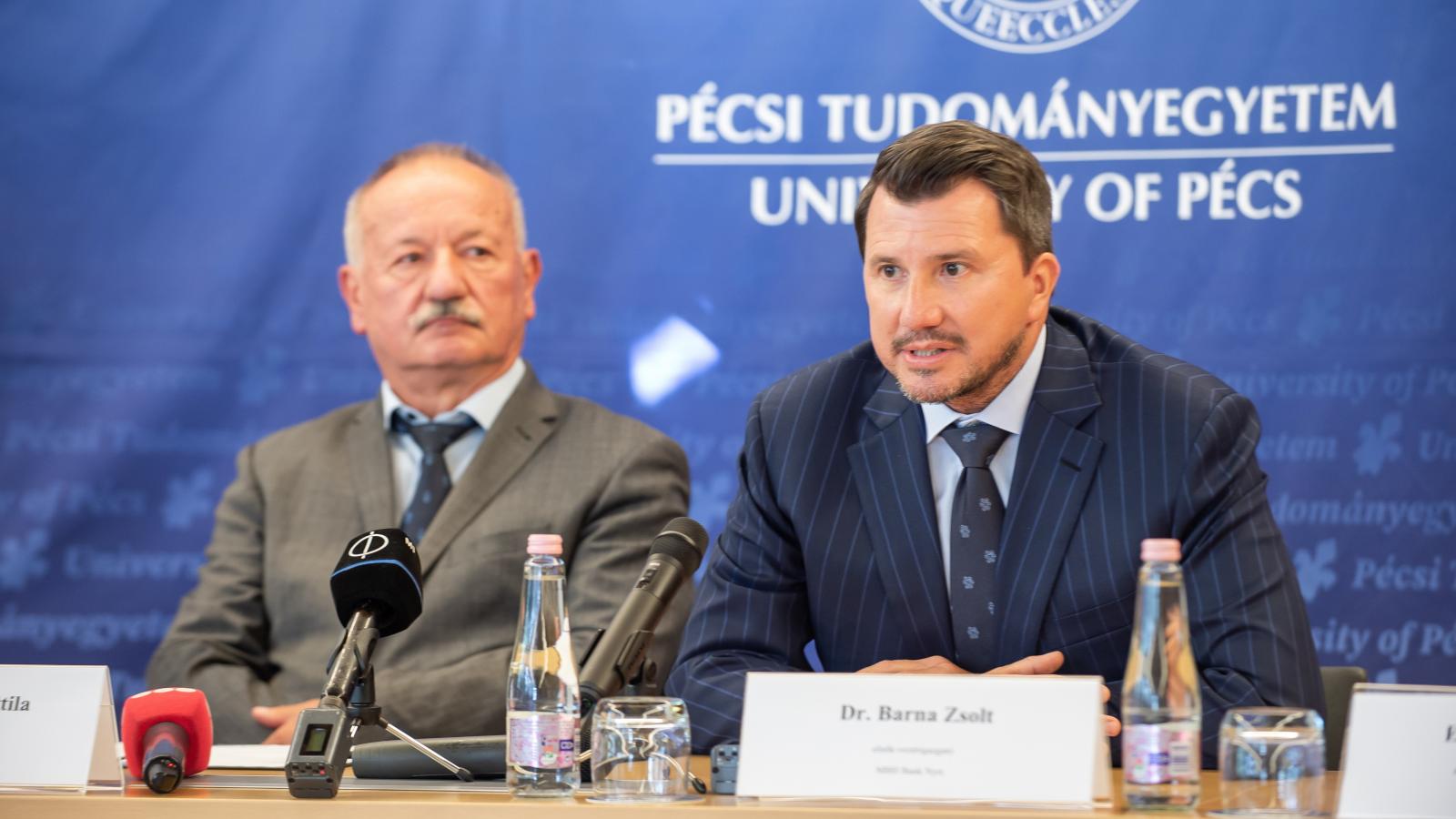 Barna Zsolt (jobbra) és Miseta Attila pécsi rektor