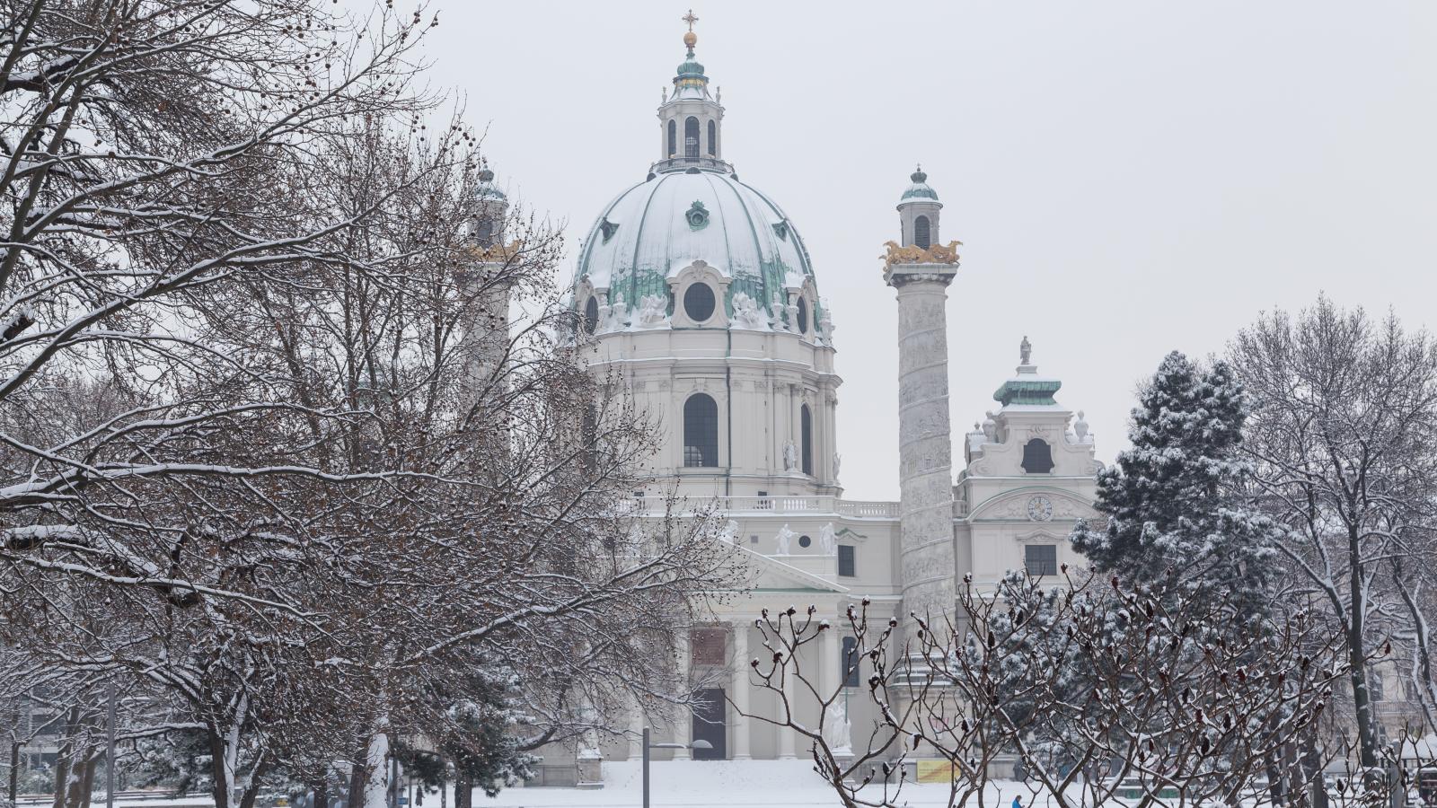 A behavazott bécsi Károly-templom.
A fűtetlen épületben Vivaldi zenéjét is
nehezebb volt élvezni