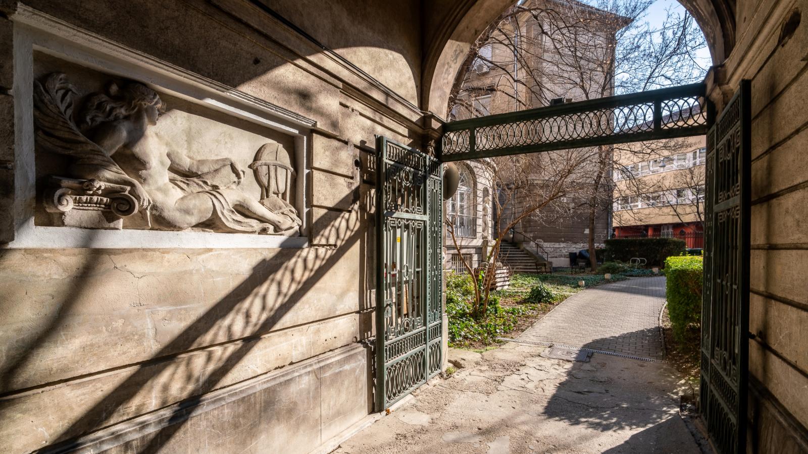 Vincent Baumgartner gondolatokat ébreszt, érzéseket inspirál saját életünk mibenlétéről (Kiss János altábornagy utca 45., 2022) 